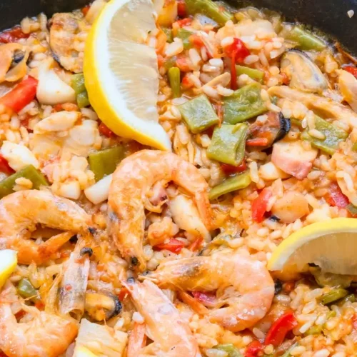 Paella de frutos do mar com camarão, mexilhões e limão, receita fácil e saborosa