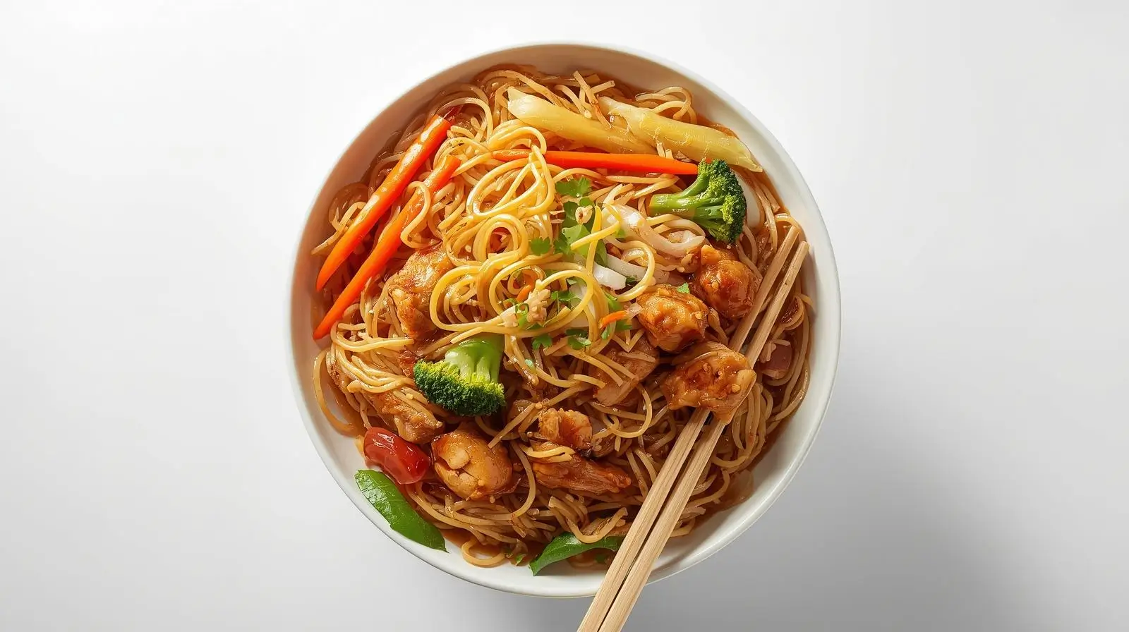 Yakisoba japonês de frango com legumes salteados e macarrão ao molho shoyu